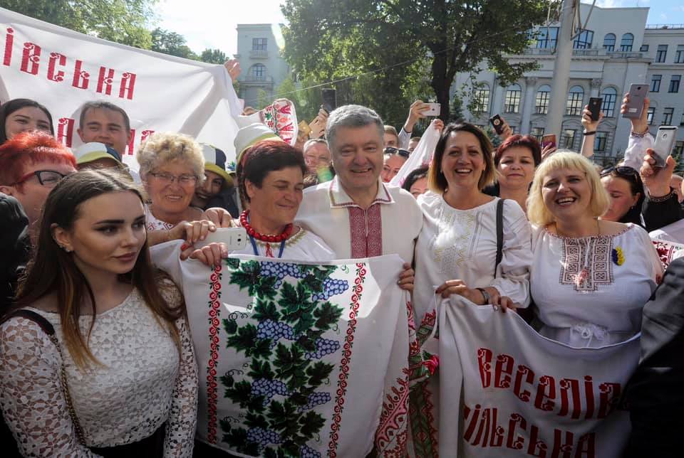 День вышиванки: Порошенко и Зеленский надели украинскую национальную одежду (ФОТО)