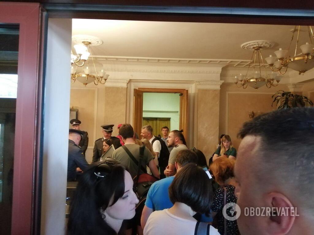 Десятки журналистов не смогли попасть на брифинг Зеленского (ФОТО)