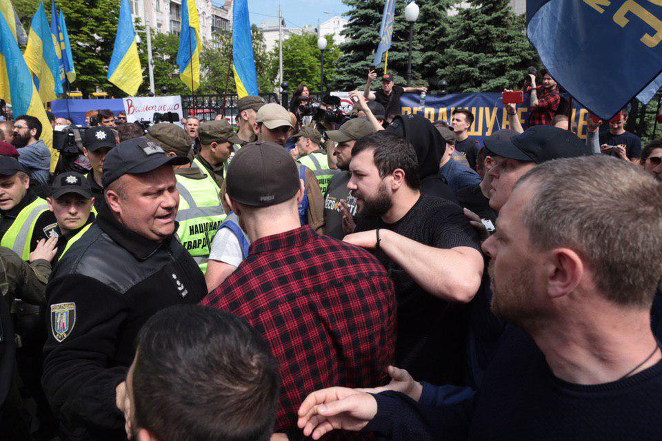 Драка под КСУ: в ходе пикета повздорили активисты «Свободы», «Нацкорпуса» и БПП (ФОТО)