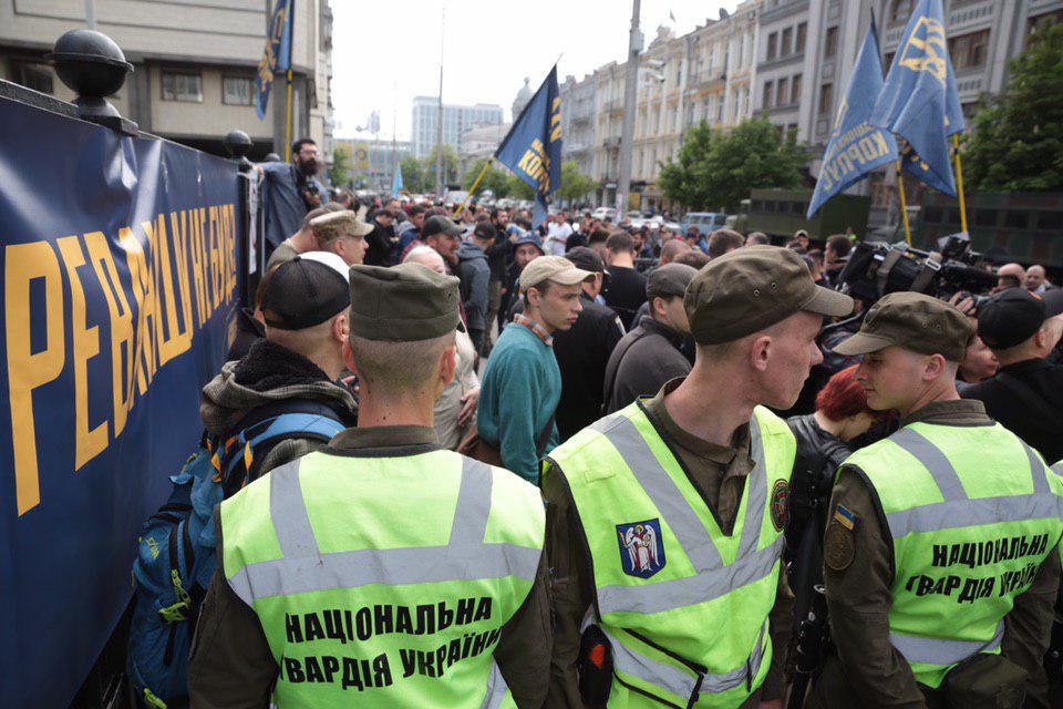 Драка под КСУ: в ходе пикета повздорили активисты «Свободы», «Нацкорпуса» и БПП (ФОТО)