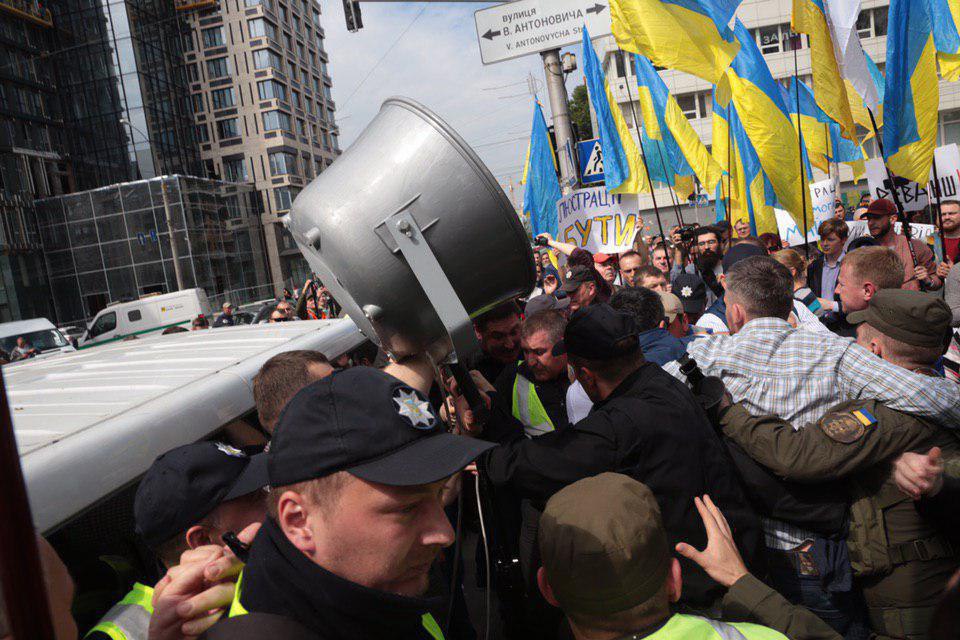 Драка под КСУ: в ходе пикета повздорили активисты «Свободы», «Нацкорпуса» и БПП (ФОТО)