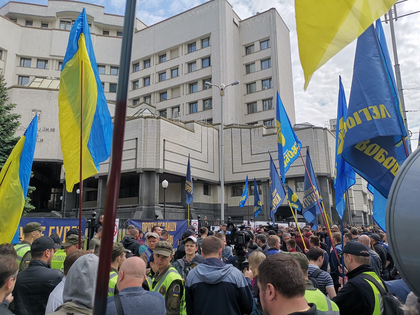 Драка под КСУ: в ходе пикета повздорили активисты «Свободы», «Нацкорпуса» и БПП (ФОТО)
