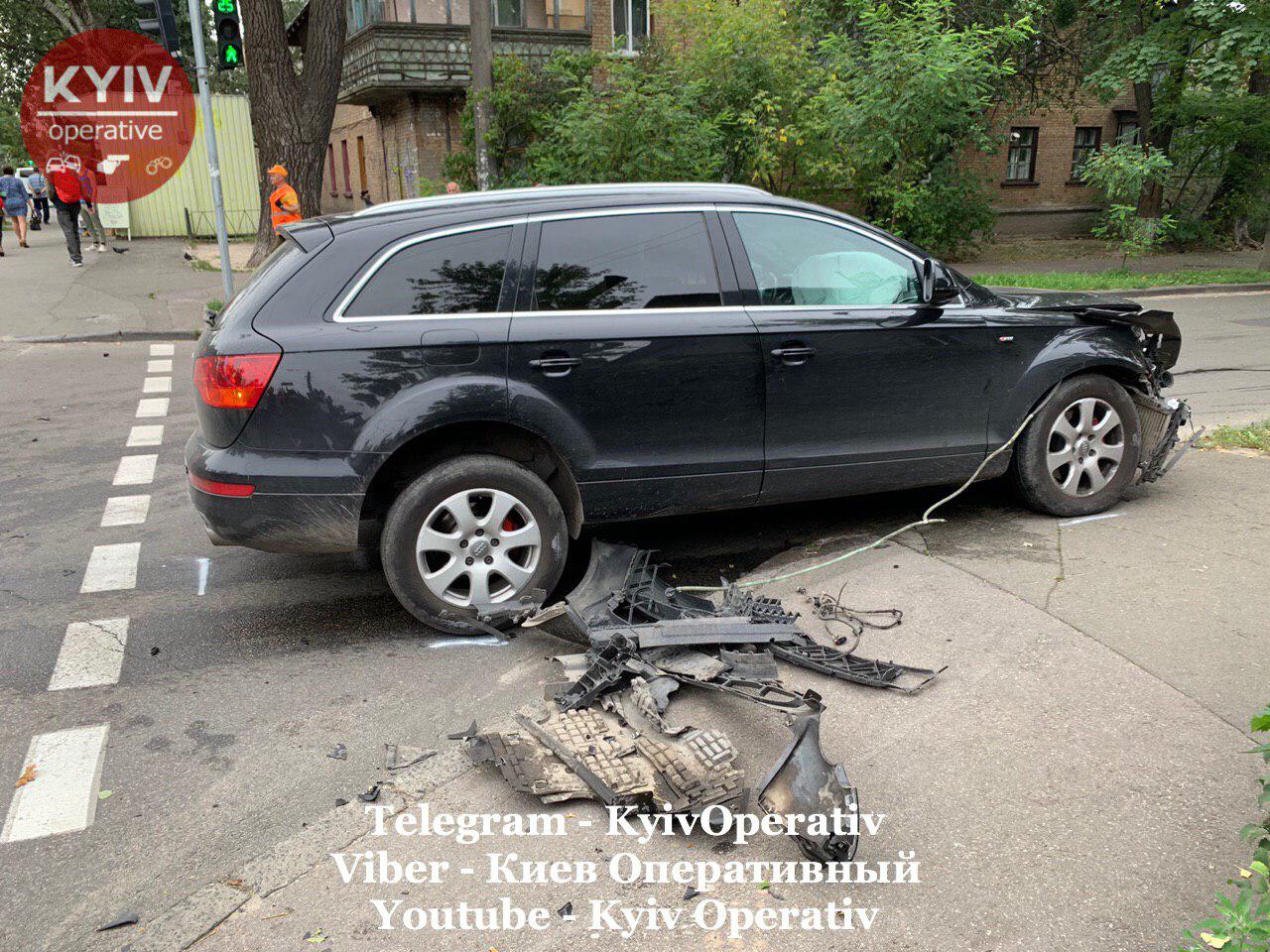 ДТП в Киеве: женщина на Audi опрокинула полицейский автомобиль (ФОТО, ВИДЕО)