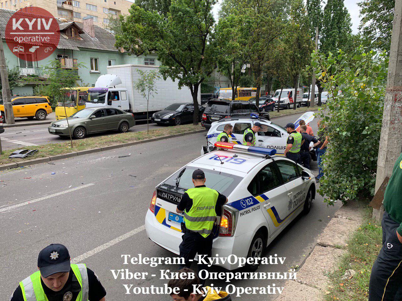 ДТП в Киеве: женщина на Audi опрокинула полицейский автомобиль (ФОТО, ВИДЕО)