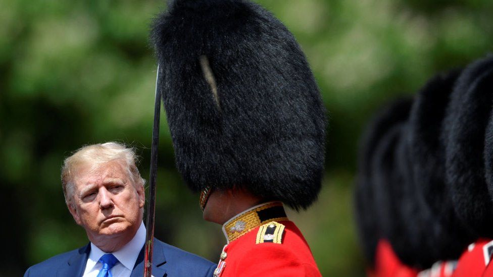 Елизавета II подарила Трампу книгу Черчилля (ФОТО)