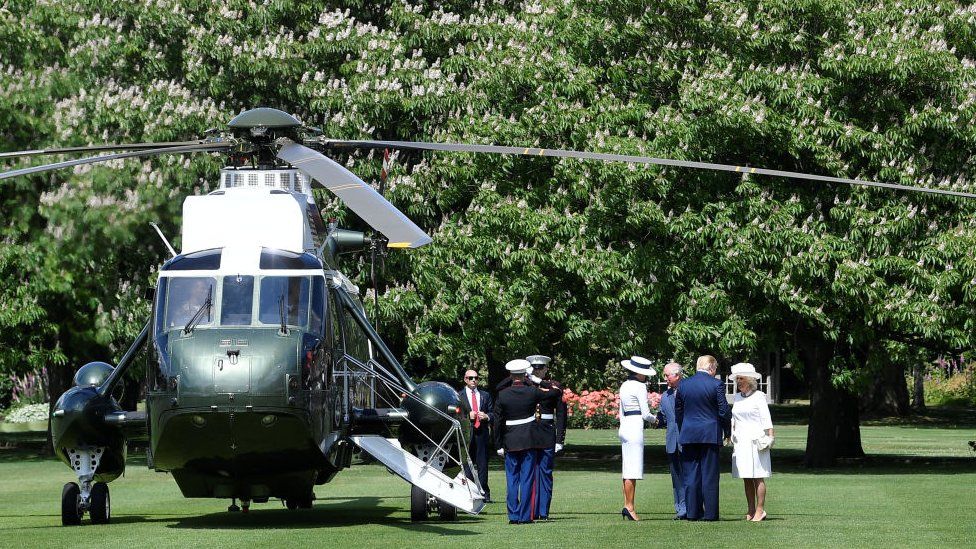 Елизавета II подарила Трампу книгу Черчилля (ФОТО)