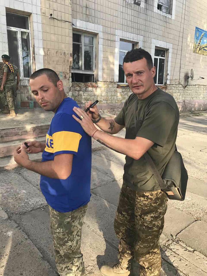 Федецкий, Тлумак и Кополовец сыграли в футбол с бойцами ВСУ в пригороде оккупированного Донецка