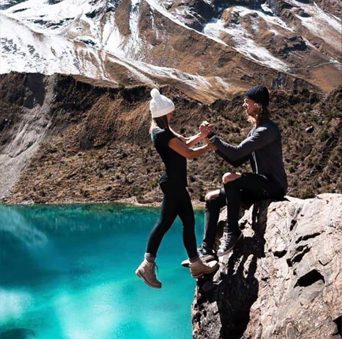 Фото американской пары тревел-блогеров над пропастью в Перу вызвало фурор в в Instagram