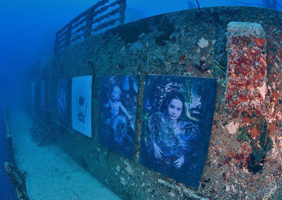 Фотограф организовал выставку снимков под водой для борьбы с загрязнением океана (ФОТО)