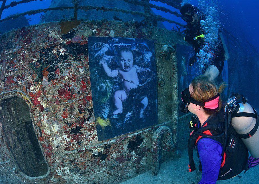 Фотограф организовал выставку снимков под водой для борьбы с загрязнением океана (ФОТО)