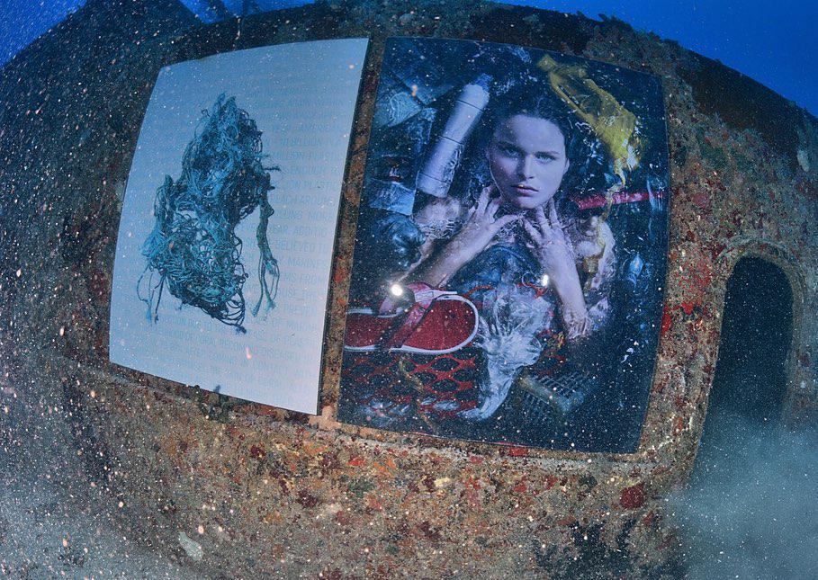 Фотограф организовал выставку снимков под водой для борьбы с загрязнением океана (ФОТО)