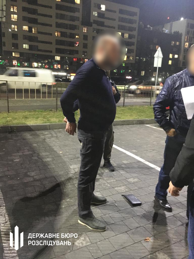 ГБР задержало организатора конвертцентра во время передачи 10 тыс. долл. взятки сотруднику СБУ