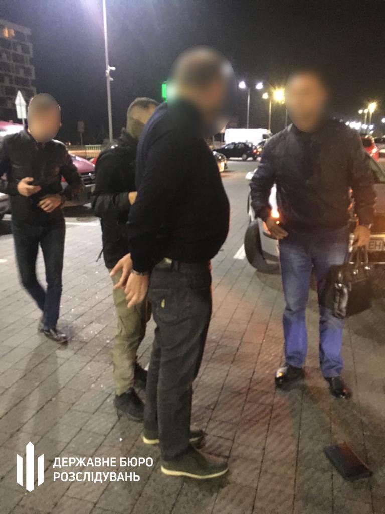 ГБР задержало организатора конвертцентра во время передачи 10 тыс. долл. взятки сотруднику СБУ