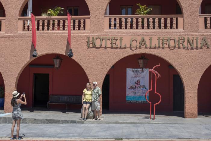 Группа Eagles подала в суд на мексиканский Hotel California