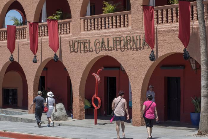 Группа Eagles подала в суд на мексиканский Hotel California