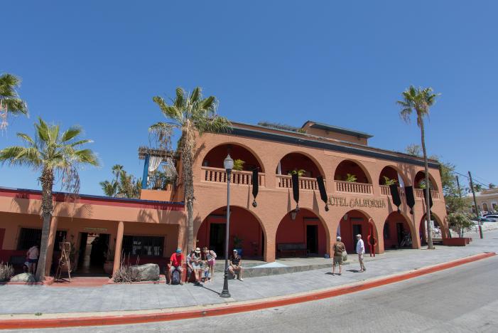 Группа Eagles подала в суд на мексиканский Hotel California
