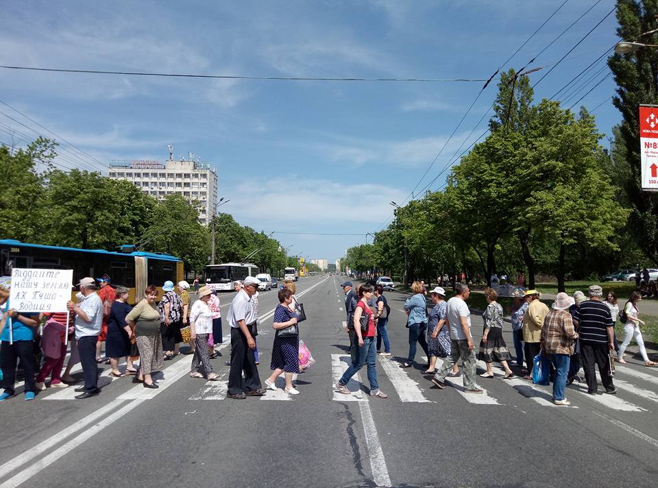 Хотят митинговать три дня: В столице на Виноградаре местные жители перекрыли дорогу