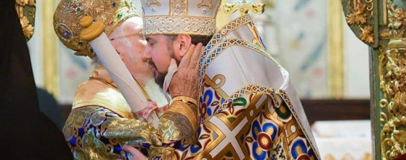 Исторический момент. Предстоятелю Православной церкви Украины наконец вручили Томос