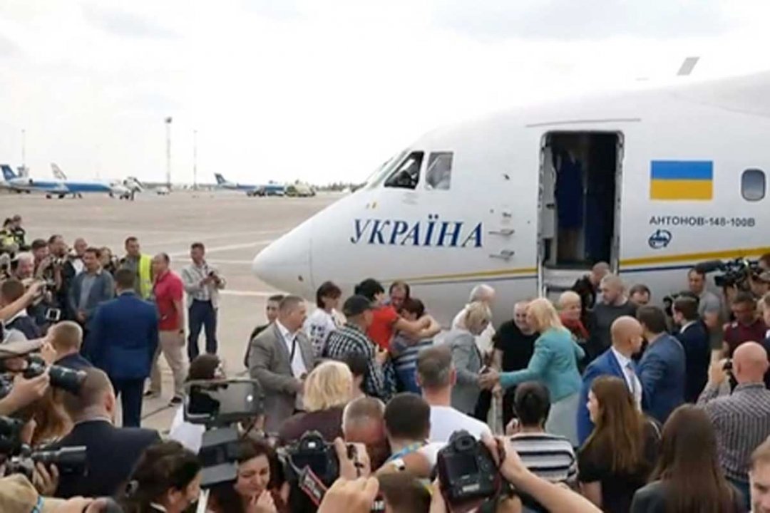 Кабмин выделил освобожденным из российского плена украинцам по 100 тысяч грн