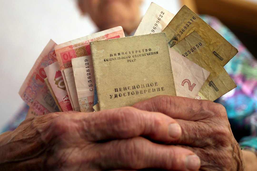 Каким банкам разрешили выплачивать пенсии и зарплаты бюджетникам