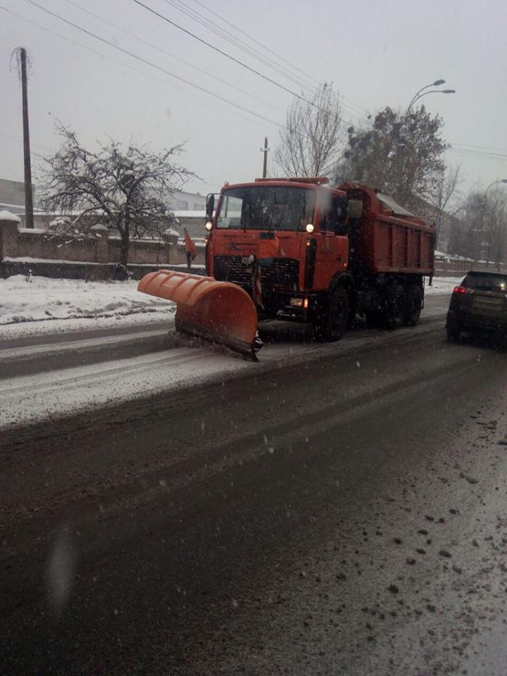 Киев остановился в серьезных пробках, в городе уже десятки аварий
