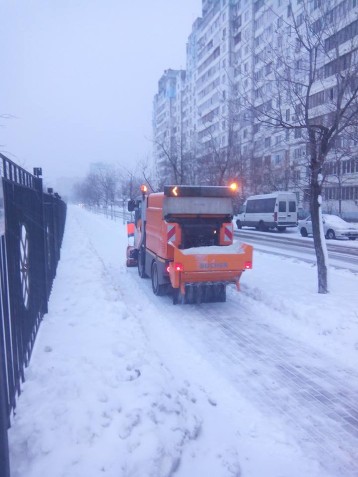 Киев остановился в серьезных пробках, в городе уже десятки аварий