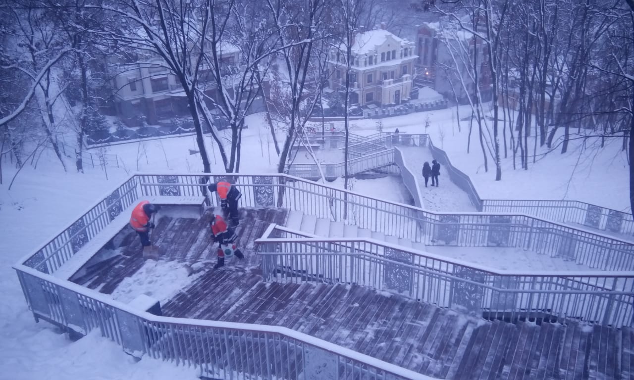 Киев остановился в серьезных пробках, в городе уже десятки аварий