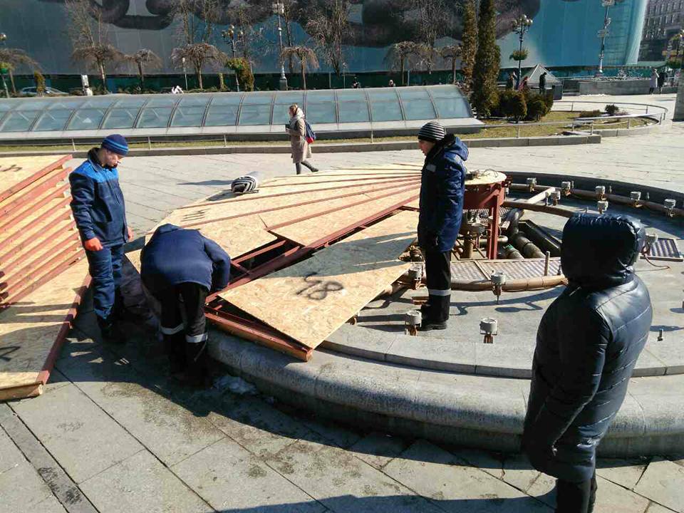 Киевские фонтаны начали готовить к летнему сезону