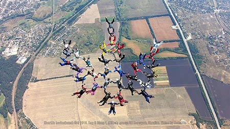 Ко Дню Независимости Украины скайдайверы из 12 стран мира собрались в фигуру «трезубец» (ФОТО, ВИДЕО)