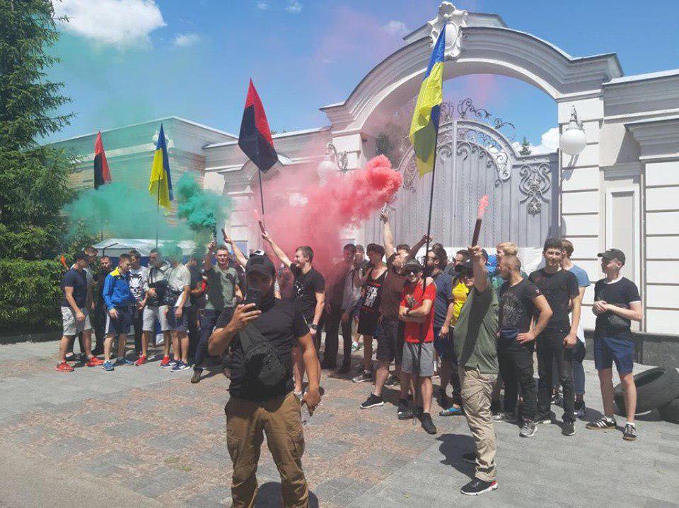 Коррупция в «Укроборонпроме»: активисты забросали файерами имения Порошенко и Гладковского (ФОТО, ВИДЕО)