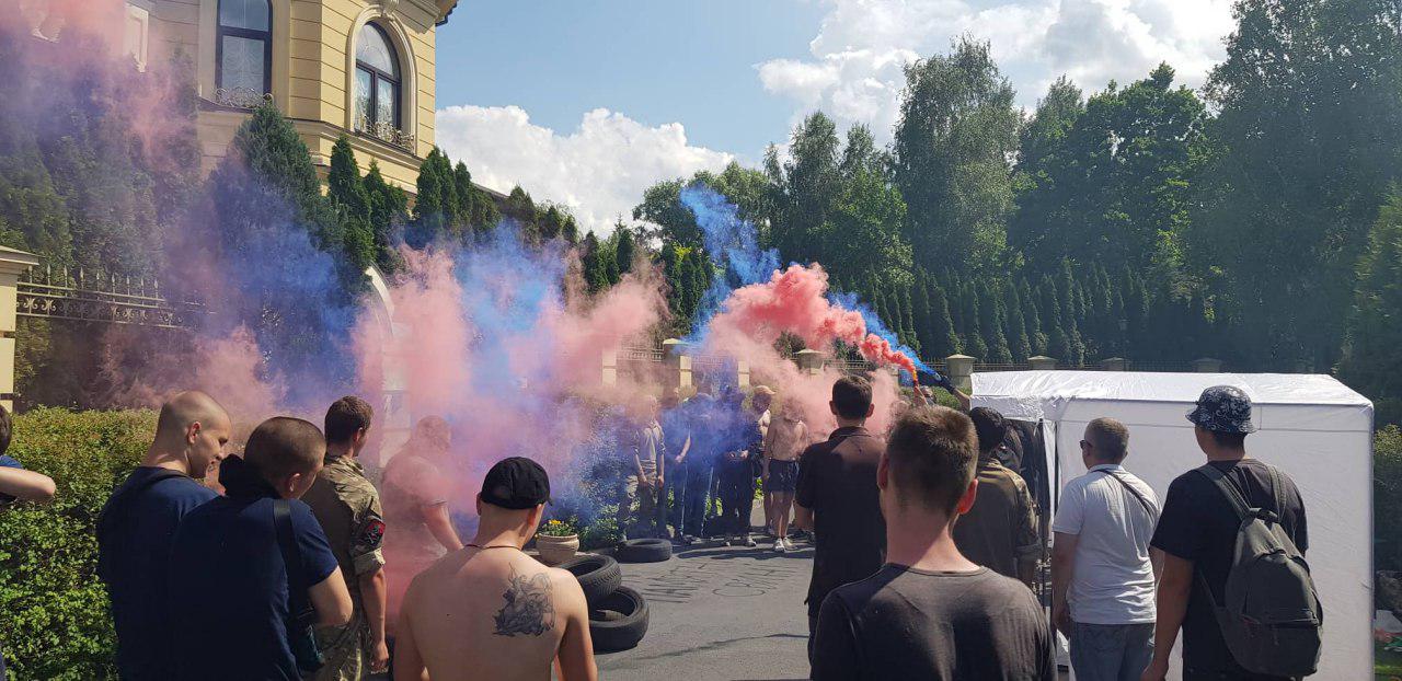 Коррупция в «Укроборонпроме»: активисты забросали файерами имения Порошенко и Гладковского (ФОТО, ВИДЕО)