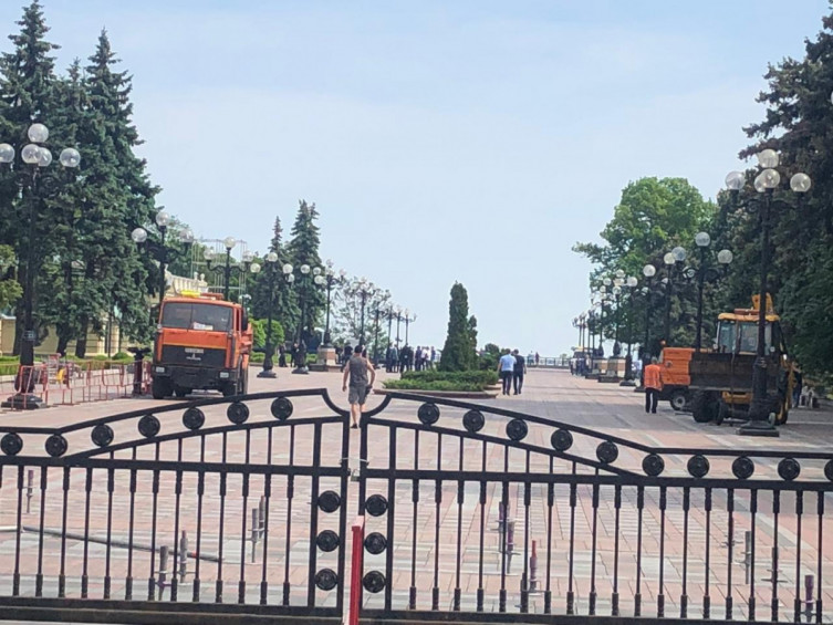 Красят заборы и стелют красную дорожку: в Киеве готовятся к инаугурации Зеленского (ФОТО, ВИДЕО)
