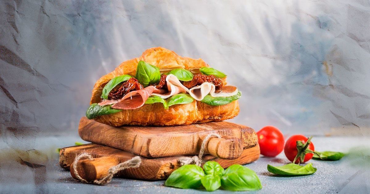 Круасан по-французьки з беконом і соусом песто