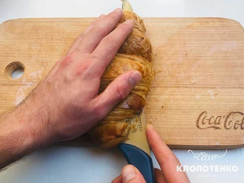 Круасан по-французьки з беконом і соусом песто