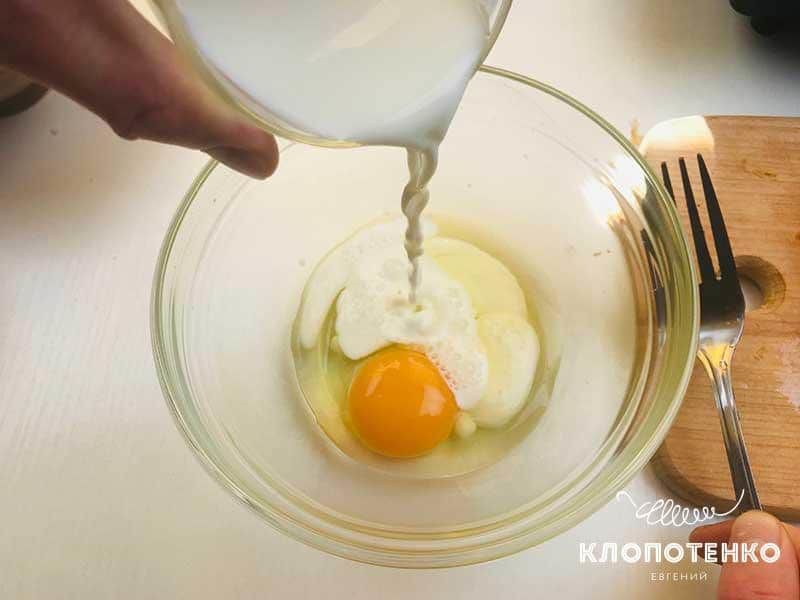 Круасан по-французьки з беконом і соусом песто