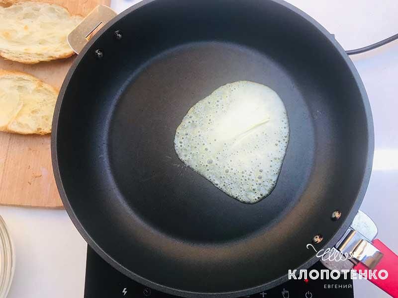 Круасан по-французьки з беконом і соусом песто