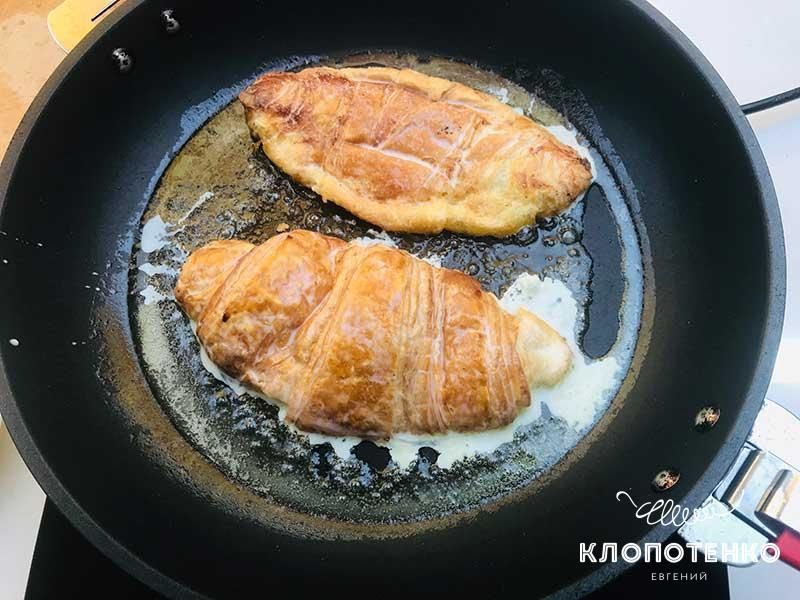 Круасан по-французьки з беконом і соусом песто