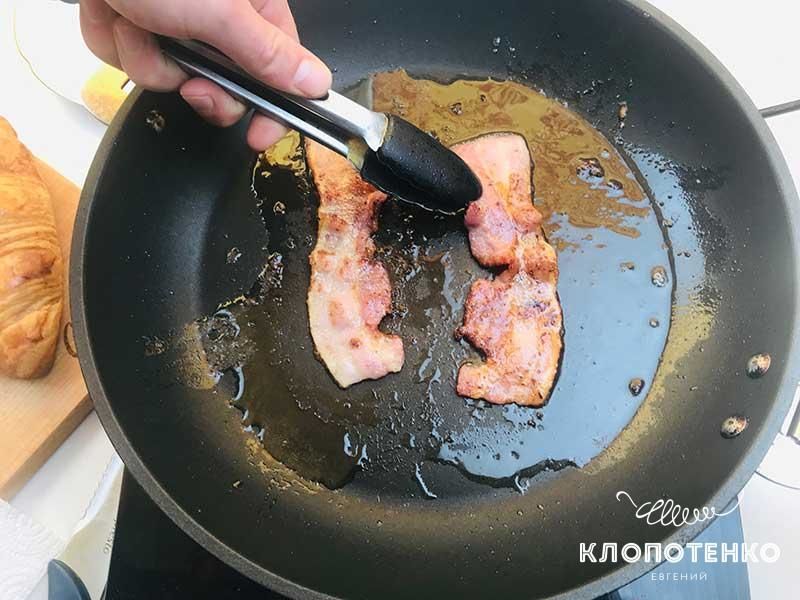 Круасан по-французьки з беконом і соусом песто