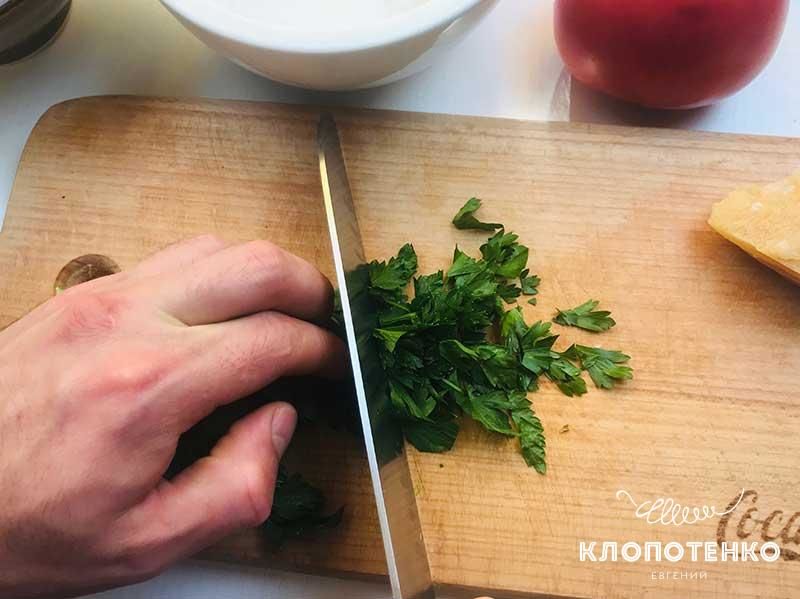 Круасан по-французьки з беконом і соусом песто