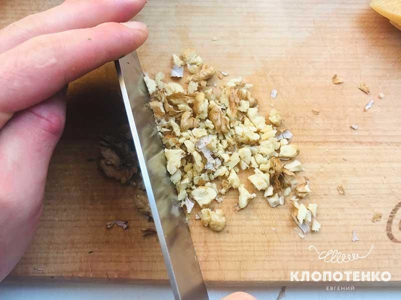 Круасан по-французьки з беконом і соусом песто