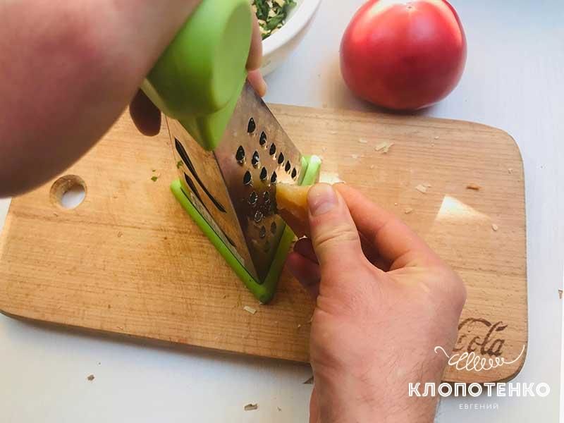 Круасан по-французьки з беконом і соусом песто