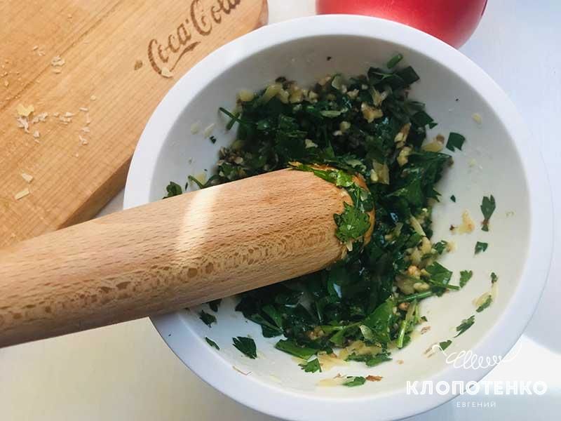 Круасан по-французьки з беконом і соусом песто