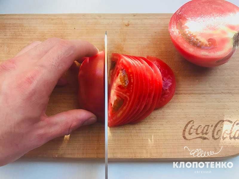 Круасан по-французьки з беконом і соусом песто