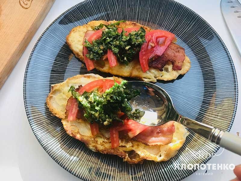 Круасан по-французьки з беконом і соусом песто