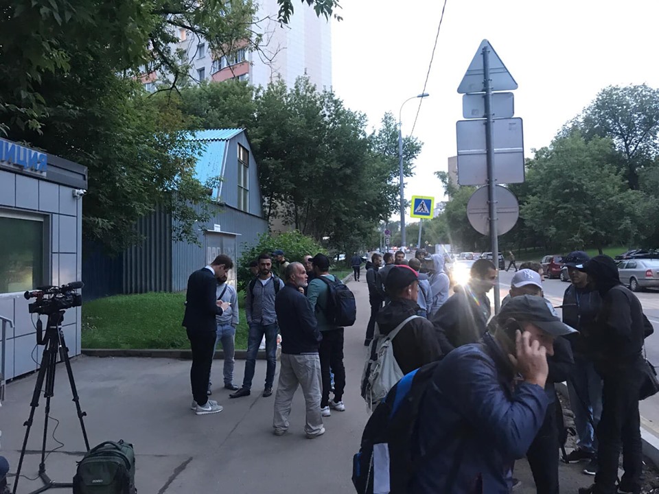 Крымские татары: задержанных в Москве отпустили из полиции (ФОТО, ВИДЕО)
