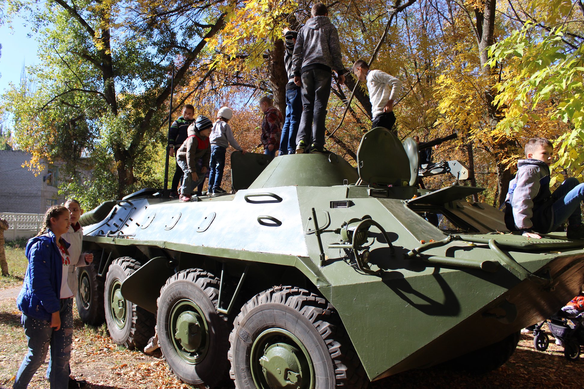 Марш, полевая кухня и выставка военной техники: Как отметили День защитника Украины в прифронтовой Авдеевке (фото)