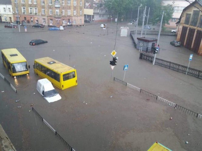 Машины плывут по улицам Львова: Город затопило в результате мощного ливня (фото, видео)