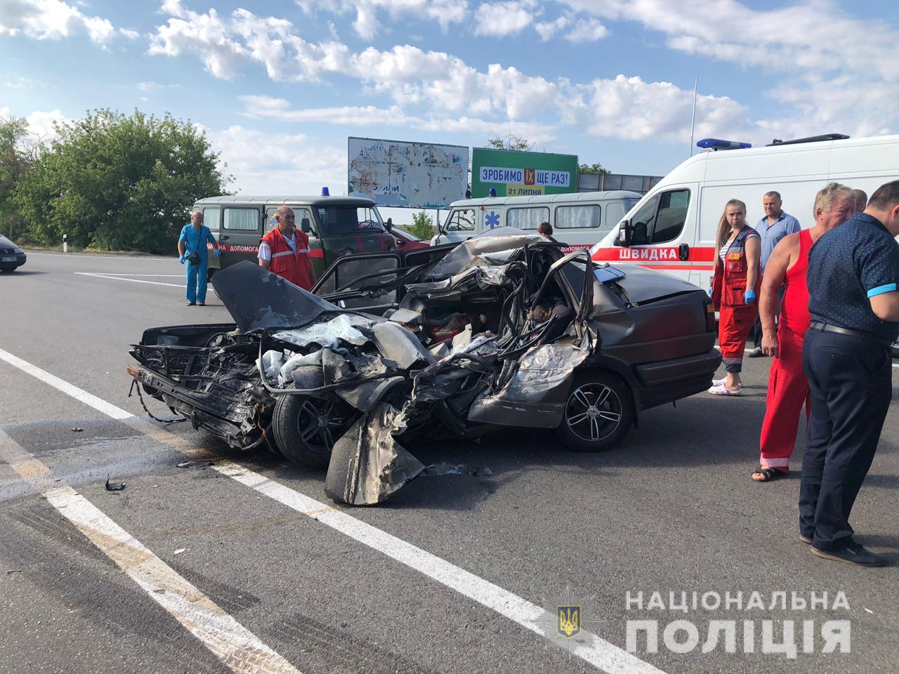 Масштабное ДТП в Одеcской области: грузовик не уступил дорогу легковушке, четверо погибших (ФОТО, ВИДЕО)