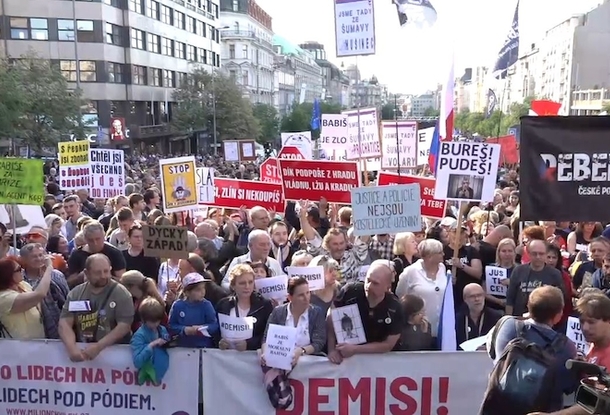 Массовые протесты охватили Прагу: на антиправительственный митинг вышли 50 тыс. чехов (ФОТО, ВИДЕО)