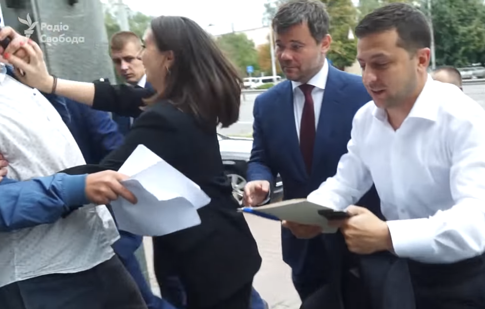 Мендель оттолкнула журналиста, который хотел задать вопрос Зеленскому